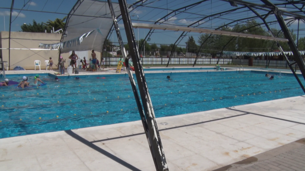 Escuela de natación por la mañana, pileta recreativa por la tarde