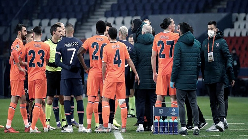 Jugadores del PSG y del Estambul Basaksehir suspendieron un partido por racismo