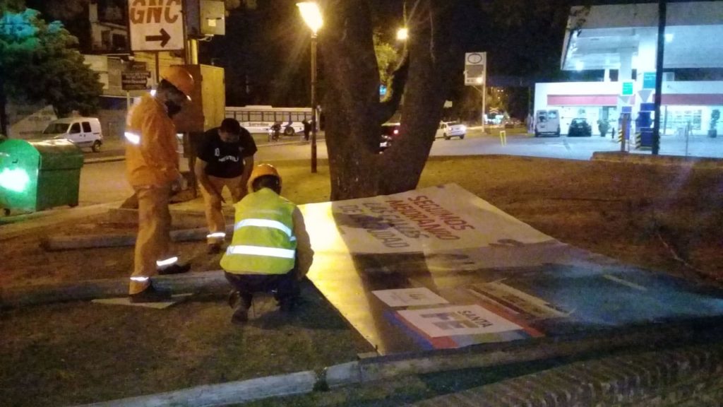 El viento tumbó un cartel de la Plaza a la Madre