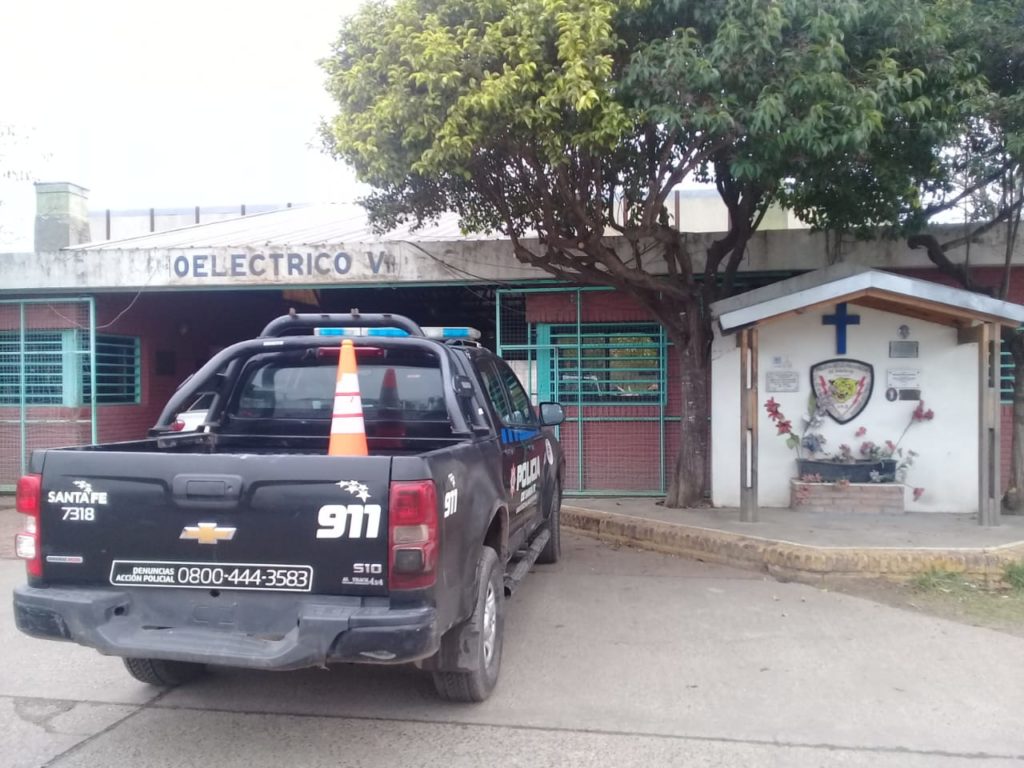 Escuchó disparos, salió y se encontró con una nota amenazante