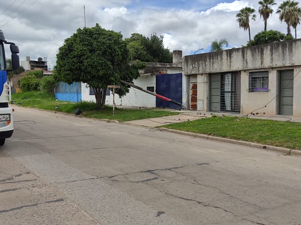 4 horas sin luz por accidente con un camión