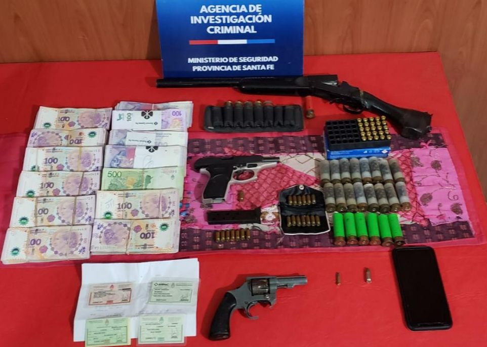 Incautaron armas y una gran cantidad de dinero en allanamientos