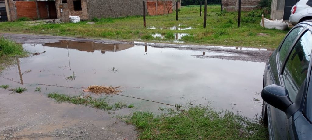 Reclamo por las secuelas de la lluvia en barrio Monte Hermoso de VGG