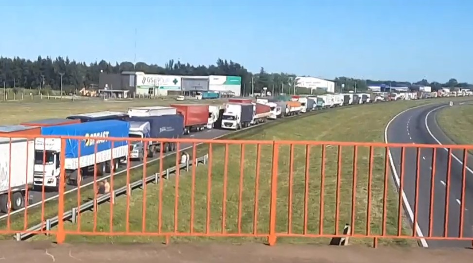 Tránsito pesado detenido en la Autopista Rosario Buenos Aires