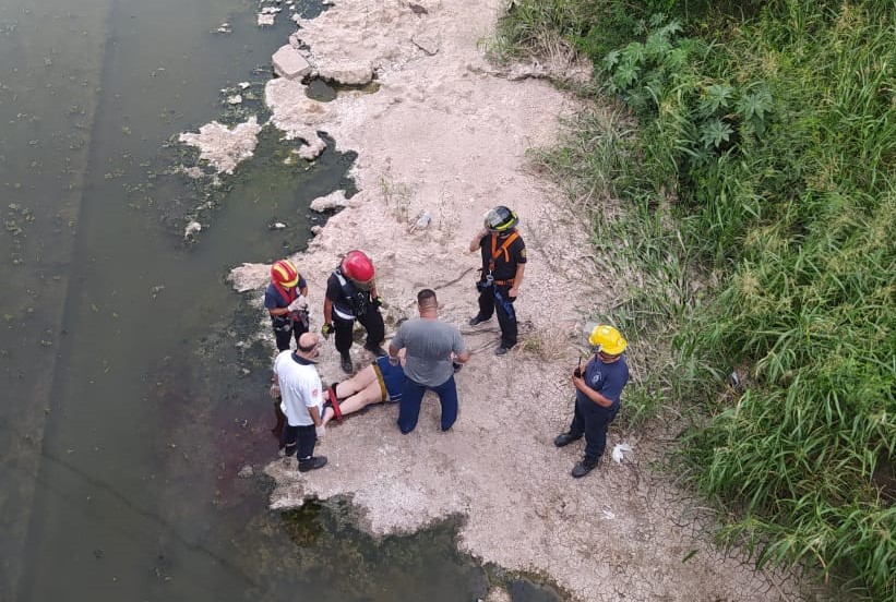 Una mujer tuvo que ser rescatada del Arroyo Saladillo