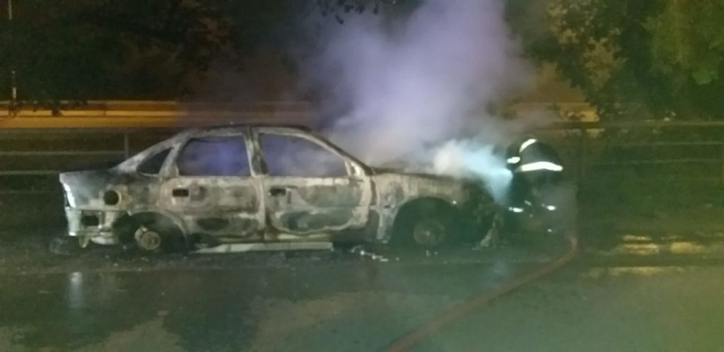 Incendio de un auto en Pueblo Nuevo