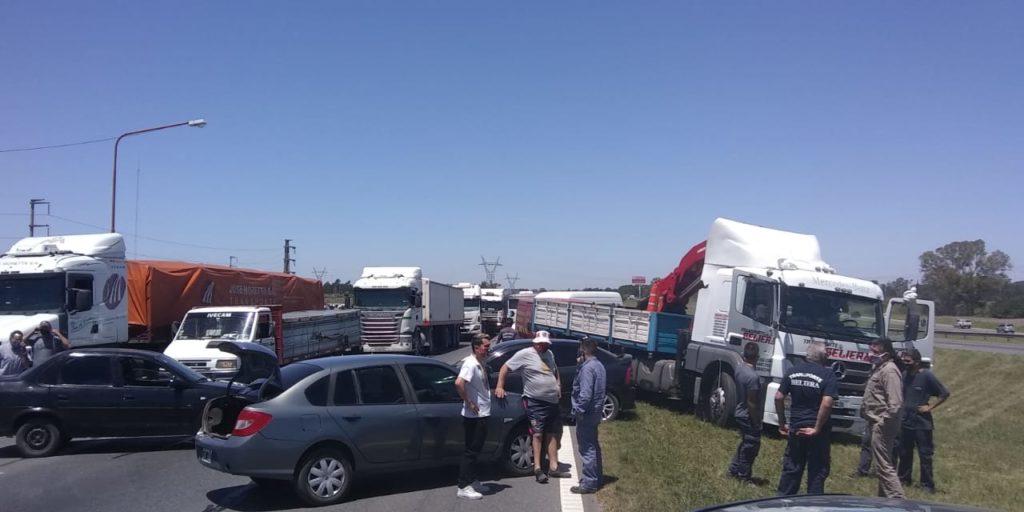 Remiseros de Villa Gobernador Gálvez interrumpen el tránsito en la autopista Buenos Aires Rosario