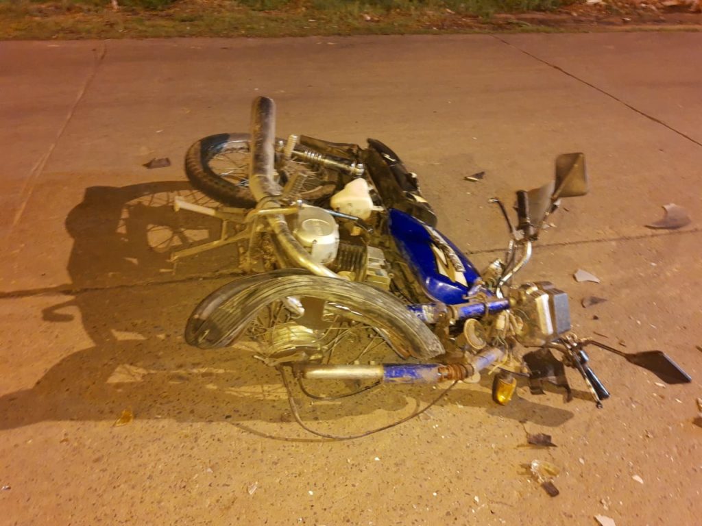 Un mocociclista falleció tras chocar contra un auto
