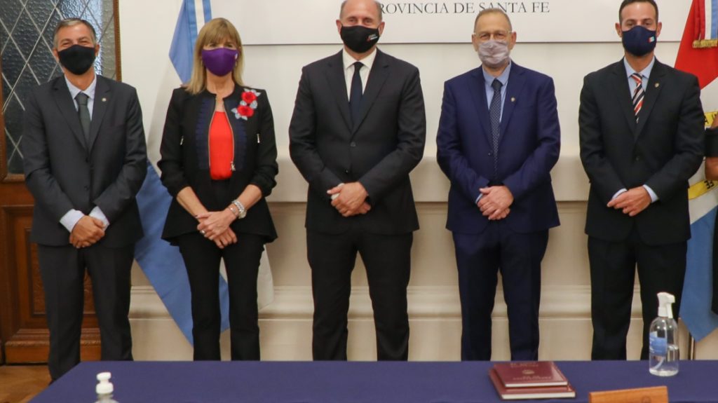 El gobernador Perotti tomó juramento a los nuevos ministros