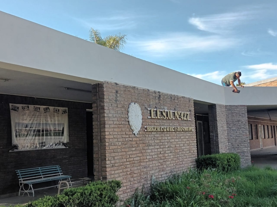 La Escuela Secundaria de Pueblo Esther pone a la venta nuevos uniformes y avanza con obras de infraestructura