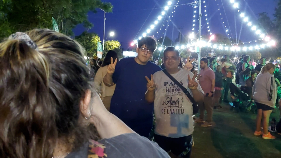 Villa Gobernador Gálvez encendió el arbolito navideño en la plaza del Ferroviario