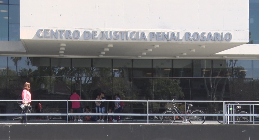 Robaban con armas falsa