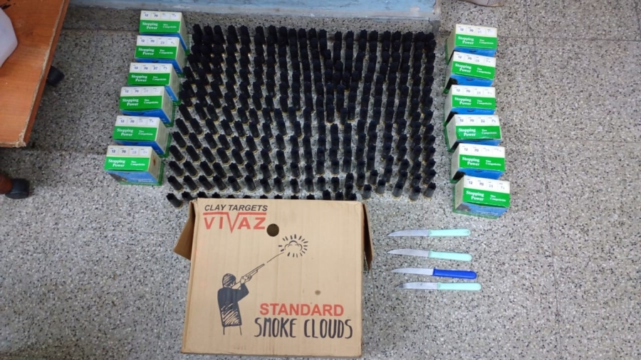 Secuestran cuchillos y municiones tras arrestar a dos jóvenes en V.G.Gálvez