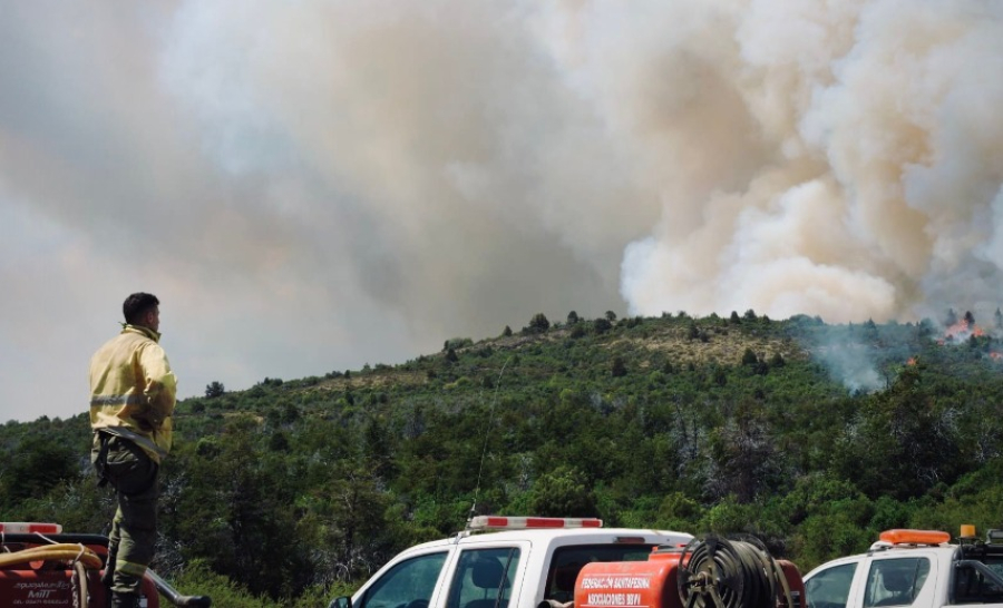 Brigadistas santafesinos trabajan intensamente en Chubut para combatir los incendios forestales