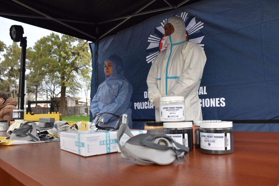 El Gobierno Provincial entregó cinco minibuses adaptados a la Policía de Investigaciones