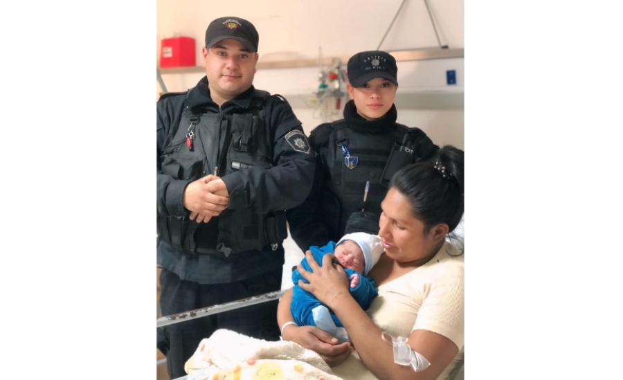 Un patrullero se convirtió en ambulancia: una mujer dio a luz tras ser auxiliada por la policía