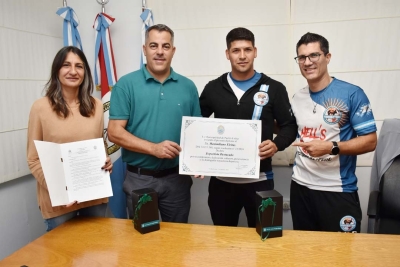Intendente de Pueblo Esther distingue a Maximiliano Fleitas como &quot;Deportista Destacado&quot;
