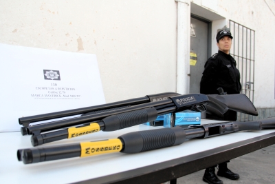 La provincia compró 250 escopetas y 450 cascos balísticos para el personal policial
