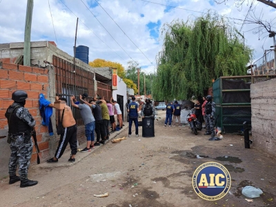 12 allanamientos y 13 detenidos con secuestro de drogas.