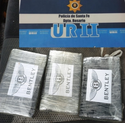Una mujer llevaba 3 panes de cocaína en su auto junto a su hijo