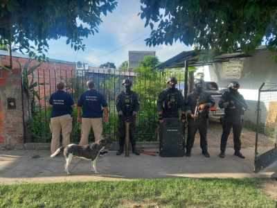 Allanan domicilios y detienen a tres personas por amenazas con armas en Alvear