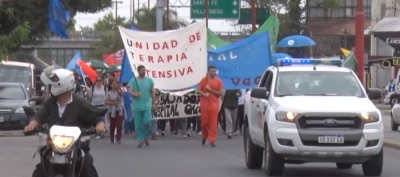 Otra vez gremios de la salud reclamaron por las calles de V. G. Gálvez