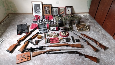 Rosario: buscaban un arma robada y descubrieron un arsenal con simbología nazi