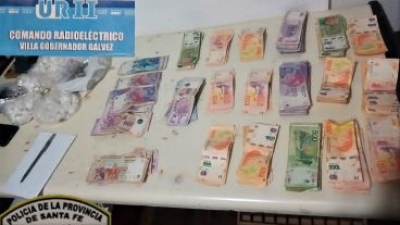 Por una llamada telefónica pudieron atrapar a cuatro jóvenes con 600 dosis de cocaína en V. G. Gálvez