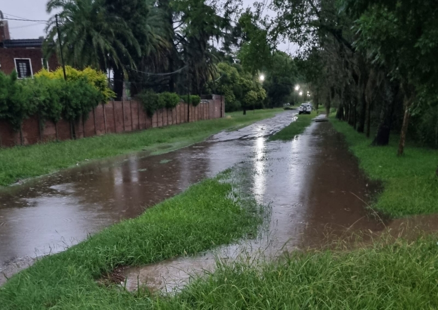 Intensa tormenta deja calles anegadas: Acciones de emergencia en Pueblo Esther