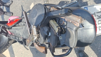 Persecución y aprehensión de motociclista en la ciudad: Secuestran armas de fuego