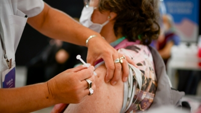 Continúan vacunando contra el COVID en los comedores y barrios