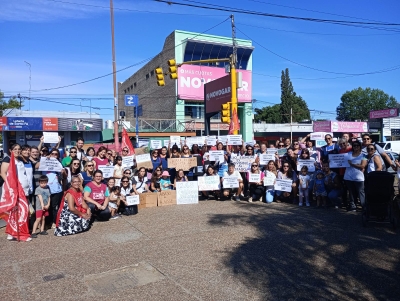 Gran reclamo docente en Av. San Martín y J. D. Perón