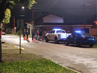 Accidente entre dos motos en V.G.Gálvez: una mujer resultó herida