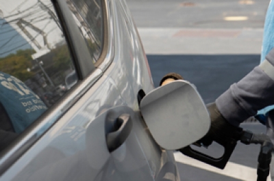 Desde hoy 5% más caros los combustibles