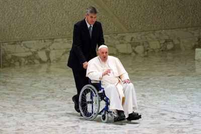 El Papa Francisco está usando una silla de ruedas