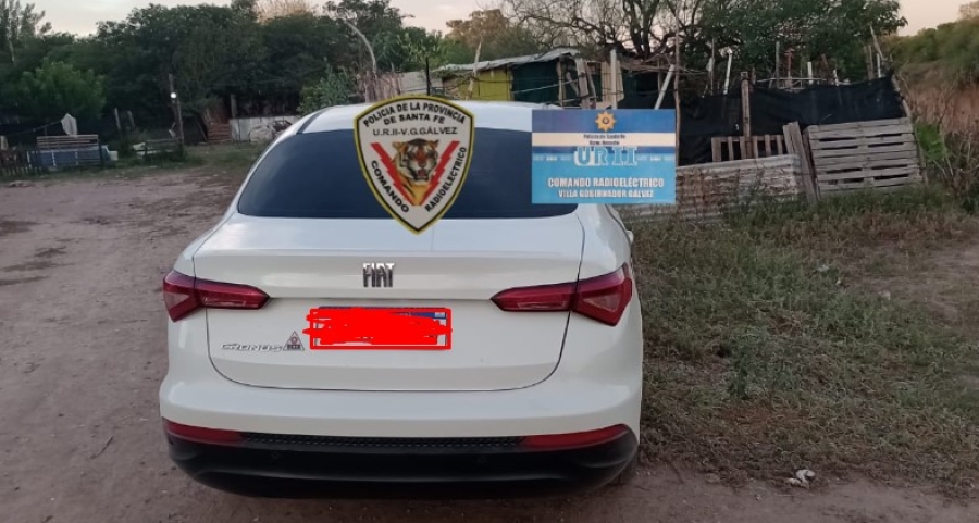 Recuperan auto robado y detienen a los autores, estarían relacionados con otros tres robos de autos