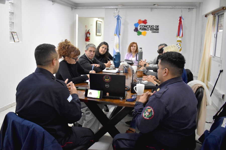 Concejales recibieron a Bomberos Voluntarios de Pueblo Esther: presentaron un proyecto para comprar una nueva autobomba