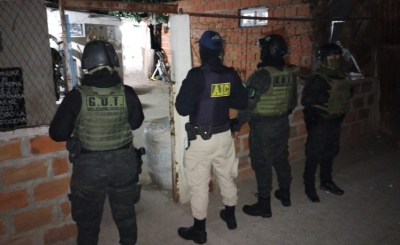 Múltiples allanamientos en barrio ludueña y detuvo a 26 personas por balaceras y extorsiones