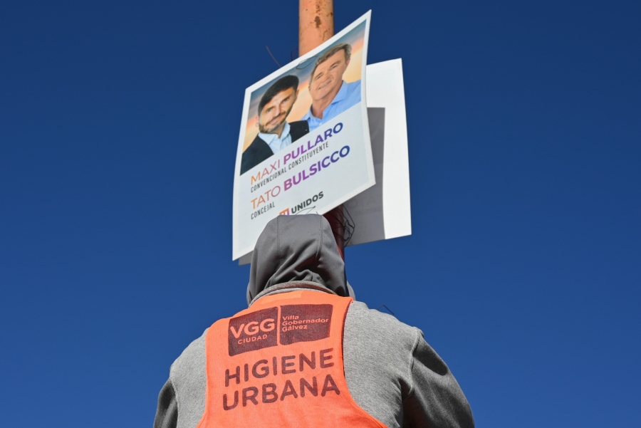 TRAS LAS ELECCIONES, LA MUNICIPALIDAD INICIÓ EL OPERATIVO DE LIMPIEZA DE PANCARTAS Y PASACALLES