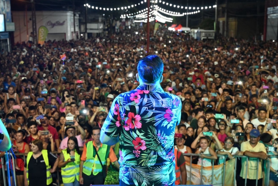 Multitudinaria fiesta de carnaval en Av. J. D. Perón