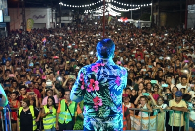 Multitudinaria fiesta de carnaval en Av. J. D. Perón