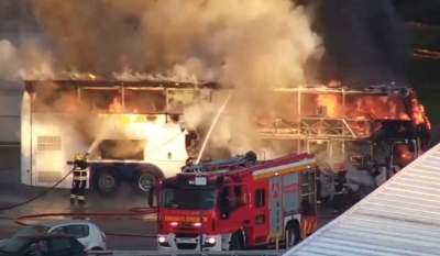 Se incendia una camioneta policial y el fuego se propaga a un colectivo en la terminal Mariano Moreno