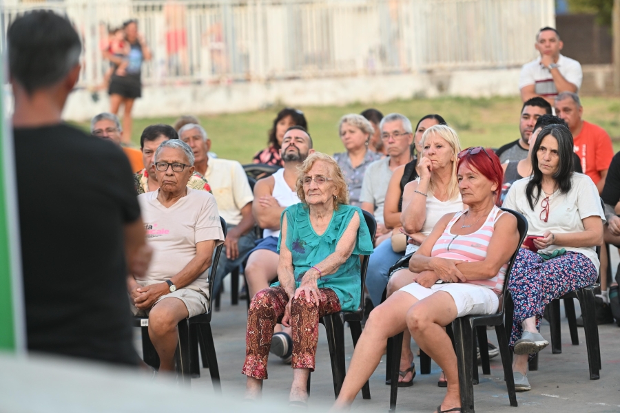 REUNIÓN CON VECINOS DE BARRIO TALLERES PARA AVANZAR CON LA PAVIMENTACIÓN EN ADOQUINES