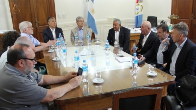 La provincia oficializó su propuesta salarial a gremios de la administración central y docentes
