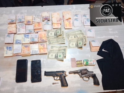 Villa Gobernador Gálvez: dos detenidos con armas, marihuana y más de $2,7 millones en efectivo