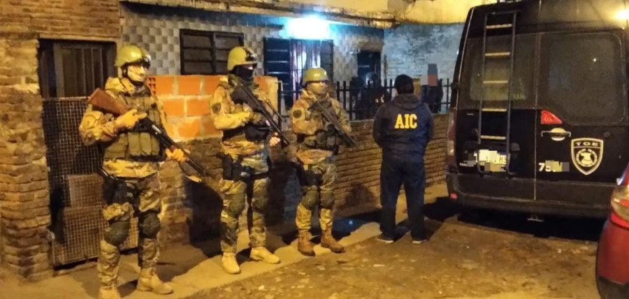 Detuvieron a tres hombres y una mujer por abuso de arma [VIDEO]