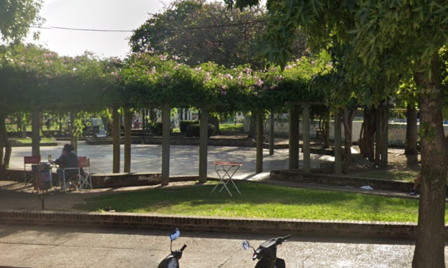 Jóvenes de Villa Gobernador Gálvez Rinden Homenaje a la Noche de los Lápices en la Plaza La Madre