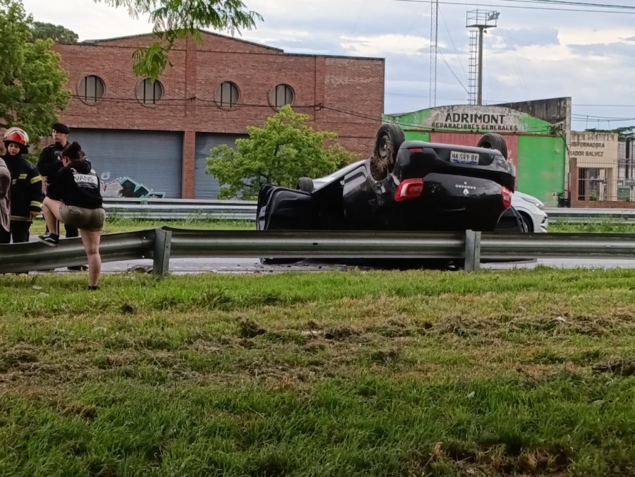 Espectacular vuelco sobre Circunvalación a la altura del Parque Regional