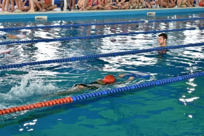 Clases de natación gratuitas para estudiantes de la escuela primaria en Pueblo Esther