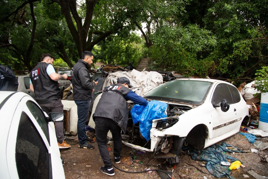V. G. Gálvez: clausuran un predio de venta de auto partes y secuestró más de 300 autos